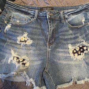 Judy blue daisy patched Jean shorts